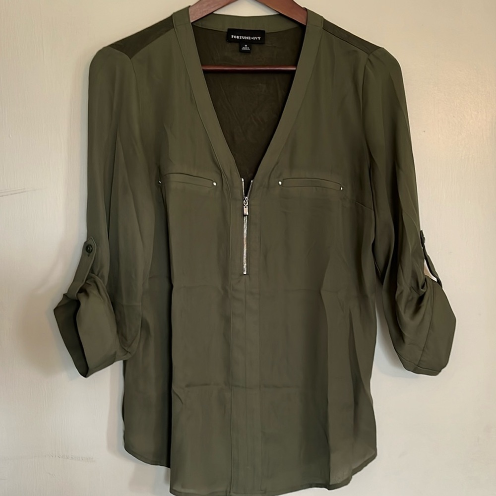 Fortune + Ivy 3/4 length sleeve Green Vneck with Zipper Women’s size Medium